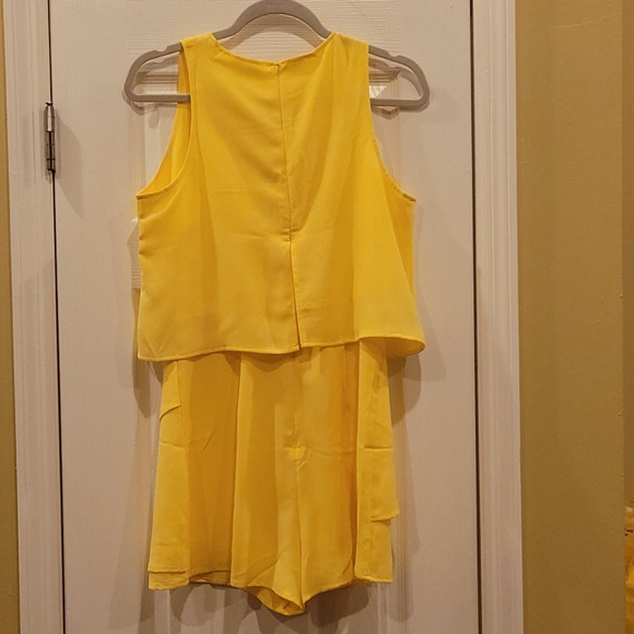 Yellow ruffled romper - Picture 4 of 4